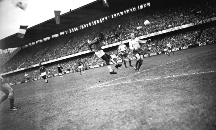 Diante da Suécia, Pelé marca um dos gols da vitória na final do mundial de 1958. Crédito da foto 1958