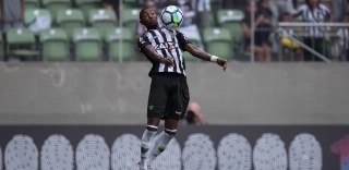 Emerson, lateral do Atlético-MG, pode deixar o clube para defender as cores do Real Betis. Foto: Pedro Vale/AGIF/Via UOL