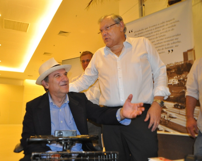 Osmar Santos e Milton Neves durante a noite de autógrafos do jornalista em 11 de novembro de 2013, no Shopping Frei Caneca. Foto: Marcos Júnior/Portal TT