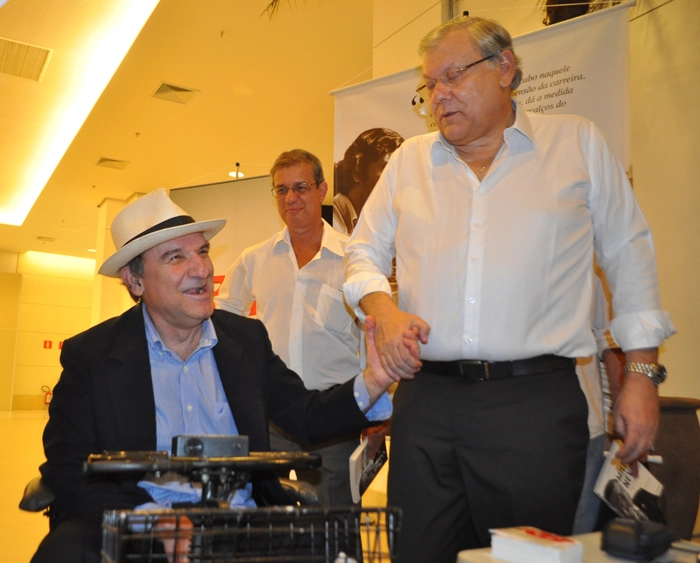 Osmar Santos e Milton Neves durante a noite de autógrafos do jornalista em 11 de novembro de 2013, no Shopping Frei Caneca. Entre eles, Claudio Matoso Leite filho do saudos radialista Édson Leite. Foto: Marcos Júnior/Portal TT