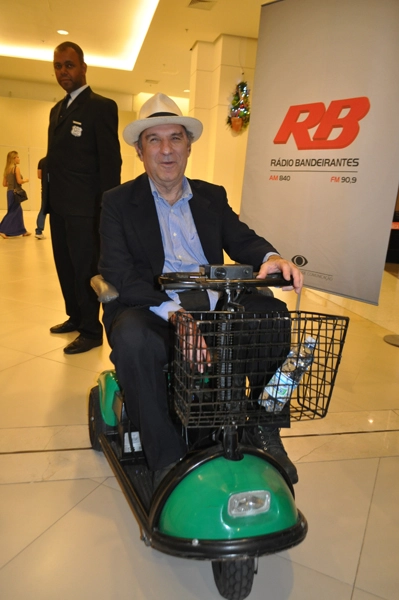 Osmar Santos chegando para a noite de autógrafos de Milton Neves em 11 de novembro de 2013, no Shopping Frei Caneca. Foto: Marcos Júnior/Portal TT