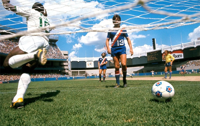 Veja Pelé comemorando um gol pelo Cosmos no clássico contra o Washington Diplomats. Crédito da foto: My Ear