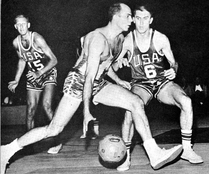 Foi sobre a seleção dos Estados Unidos que o time que tinha como um de seus líderes o ala-pivô Amaury (batendo a bola na imagem) conquistou pela segunda vez o Campeonato Mundial, em partida disputada no Rio de Janeiro. Foto: Divulgação