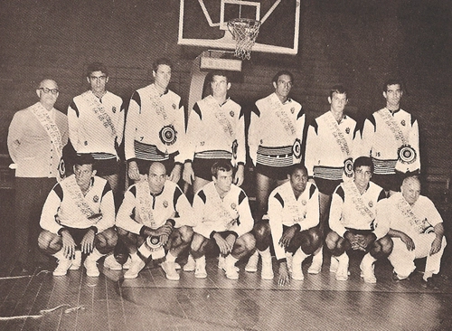 Corinthians tricampeão paulista de basquete em 1966. Em pé estão o técnico Moacir Daiuto, Chico, Eduardo, Renê, Ubiratan, Wlamir e Mical; agachados vemos Peninha, Amaury, Sacramento, Rosa Branca, Ortiz e o massagista Gianella