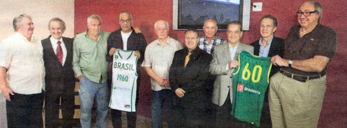 Da esquerda para a direita: Mosquito, Moisés, Boccardo, Bispo, Wlamir, Carlos Nunes, Amaury, Jathyr e Sucar. Foto: Reprodução/Jornal da Tarde