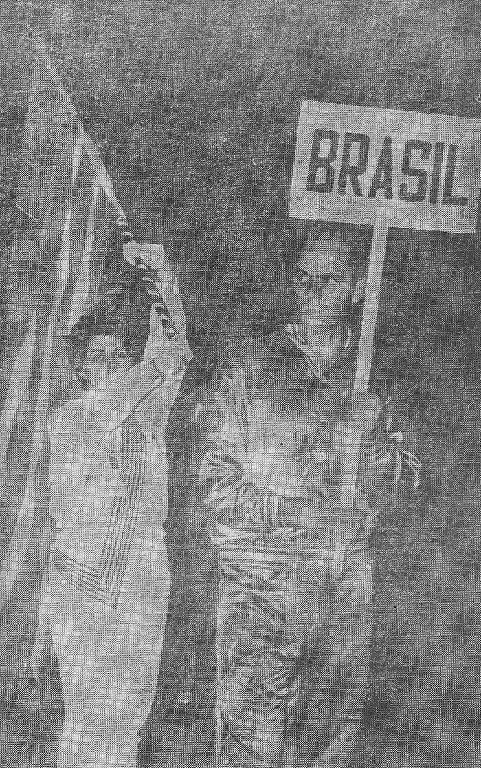 Ex-jogador de Basquete, carregando a placa com o nome do Brasil. Foto reprodução da revista A Gazeta Esportiva Ilustrada