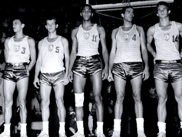 - Em 1960, o Brasil conquistou a medalha de bronze. deixando a equipe da casa na quarta colocação. Veja na imagem acima em sequencia: Algodão, Wlamir Marques, Edson Bispo, Amaury Pasos e Valdemar. 