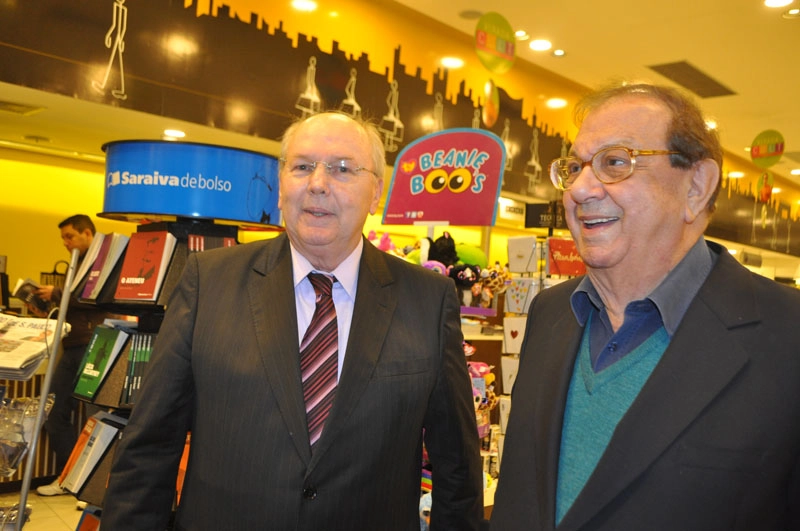 João Zanforlin e Salomão Ésper na noite de 30 de maio de 2016 na Livraria Saraiva do Shopping Pátio Paulista, quando foi lançado o livro `Tite´da jornalista Camila Mattoso, sobrinha de Salomão Ésper. Foto: Marcos Júnior Micheletti/Portal TT