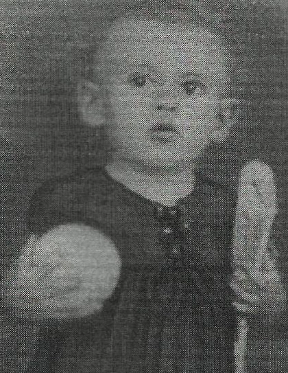 No final dos anos 30, o pequeno Joseval, posando com uma bola. Foto: arquivo pessoal de Joseval Peixoto