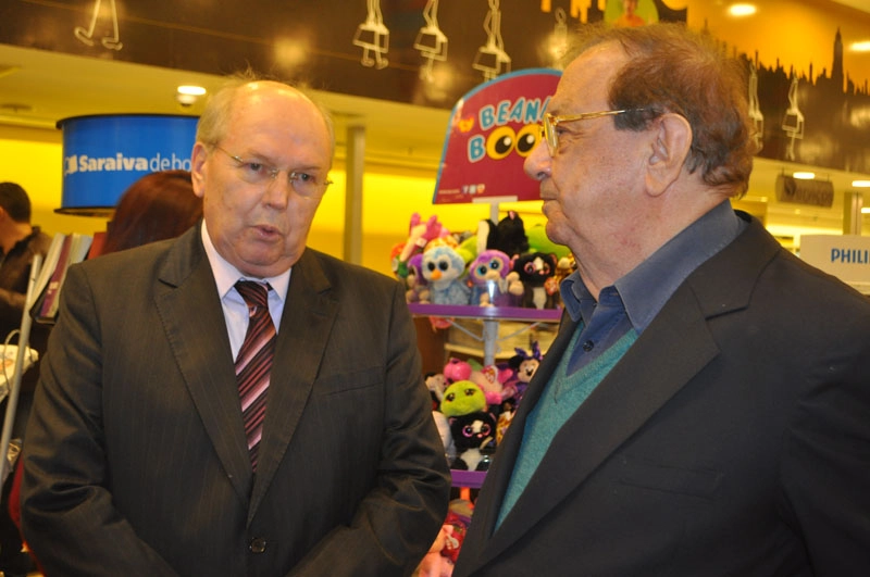 João Zanforlin e Salomão Ésper na noite de 30 de maio de 2016 na Livraria Saraiva do Shopping Pátio Paulista, quando foi lançado o livro `Tite´da jornalista Camila Mattoso, sobrinha de Salomão Ésper. Foto: Marcos Júnior Micheletti/Portal TT