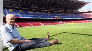 Junto à trave da casa catalã em 2007. Foto: Reprodução