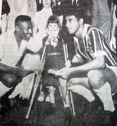 Foto tirada antes do clássico paulista no dia 26 de abril de 1959, no Pacaembu, Pelé e Mauro Ramos de Oliveira aparecem com uma pequena torcedora. Foto enviada por Roberto Saponari