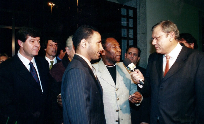 Em 2002, em hotel da Barra da Tijuca, no Rio de Janeiro, Pelé fez lançamento de acordo publicitário e imobiliário com o príncipe saudita, à esquerda na foto. Pedro Bial cobriu pela Rede Globo e Milton Neves, pela Rede Record. 