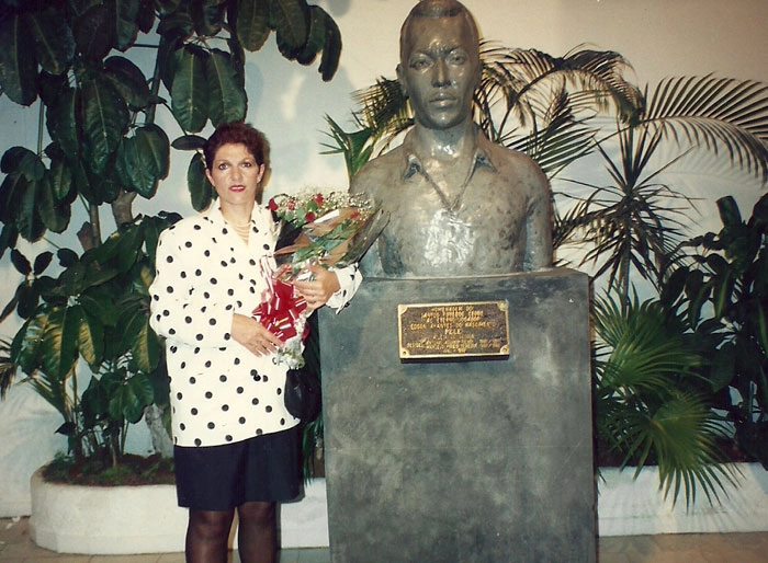 Em 1992, na Vila Belmiro: Lenice Neves, esposa do jornalista Milton Neves, junto a estátua do Rei. 