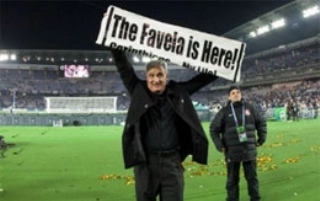 O primeiro grande título de Tite foi a Copa do Brasil de 2001 com o Grêmio, batendo o Corinthians no Morumbi. Depois de uma lacuna de conquistas, o treinador gaúcho conseguiu sua primeira glória ?além das fronteiras? com a Copa Sul-Americana de 2009, diri