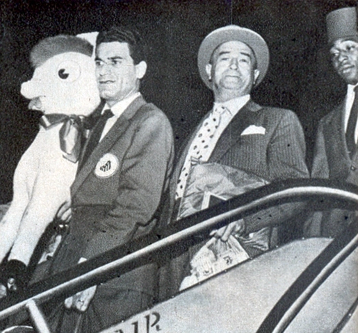 Urubatão (1º) e Pelé (3º), chegando de viagem com a delegação santista. Foto: Reprodução