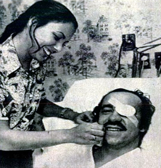 Tostão sendo cuidado por sua esposa, após a bolada que levou do zagueiro corintiano Ditão, em 1969, que acabou deslocando sua retina. Em decorrência disto, Tostão encerrou a sua carreira no ano de 1973. Foto retirada do blog Tardes de Pacaembu