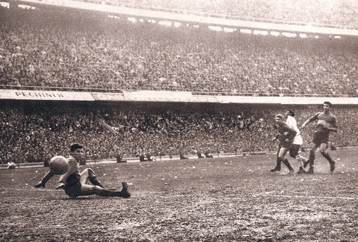 Da esquerda para a direita, o goleiro Errea, Marzolini Pelé (que fez o arremate para o gol) e Rattín. Foto: Reprodução