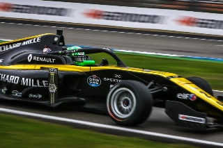 Piloto de 17 anos está vinculado à Academia Renault. Foto: Dutch Photo Agency