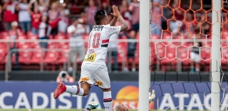 Cueva durante partida em que defendeu o São Paulo, no Morumbi