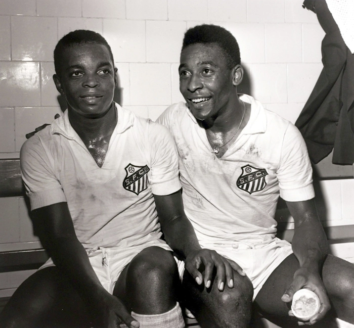 Linda imagem de Lima, o curinga mais famoso do Brasil, com Pelé, após mais uma partida do Santos nos anos 60. Reparem na sujeira dos uniformes e também que o Rei gostava de chupar laranjas depois dos jogos. Foto: In My Ear 