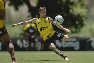 Bernard, atacante do Galo, durante treino nesta semana em Vespasiano. Foto: Divulgação/Atlético