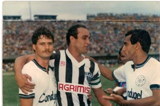 Confronto entre Rio Branco e Atlético-MG nos anos 80. Cardim, o atleticano Elzo e Edson. Foto: arquivo pessoal de Cardim