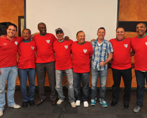 Da esquerda para a direita: f&atilde;, Cardosinho, Badeco, Wilsinho, Xax&aacute;, outro f&atilde;, Dic&aacute; e Basilio. Em agosto de 2013, a TV Tribuna reuniu os jogadores finalistas do Campeonato Paulista de 1973, na churrascaria Tert&uacute;lia, na Ponta da Praia, em Santos. Nos &uacute;ltimos 60 anos, foi a &uacute;nica vez, que o Paulist&atilde;o teve dois campe&otilde;es. Estavam presentes craques do Peixe e da Portuguesa. Foto Enviada por Eduardo Silva, da TV Tribuna. 