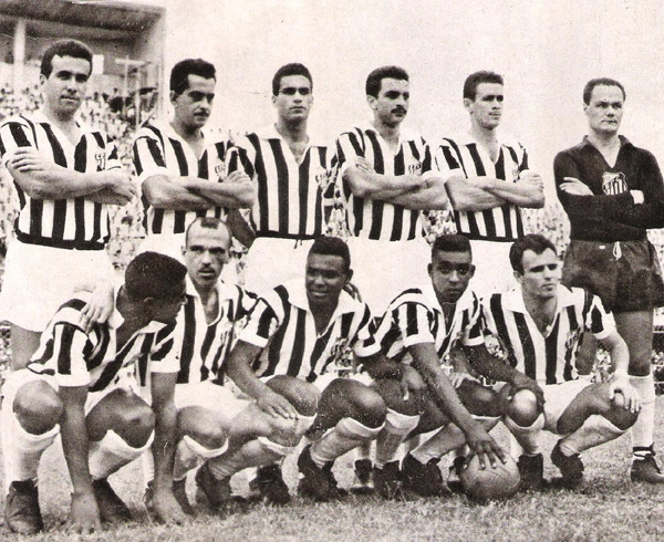 Em pé, da esquerda para a direita, Dalmo, Zito, Urubatão, Formiga, Getúlio e Laércio. Agachados, da esquerda para a direita, Dorval, Jair, Coutinho, Pelé e Pepe. Foto: Reprodução/Revista do Santos