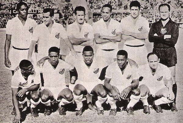 Em pé, da esquerda para a direita, Joel Camargo, Zito, Olavo, Geraldino, Mauro Ramos e Laércio. Agachados, da esquerda para a direita, Dorval, Mengálvio, Coutinho, Pelé e Pepe. Foto: Reprodução/Revista do Santos