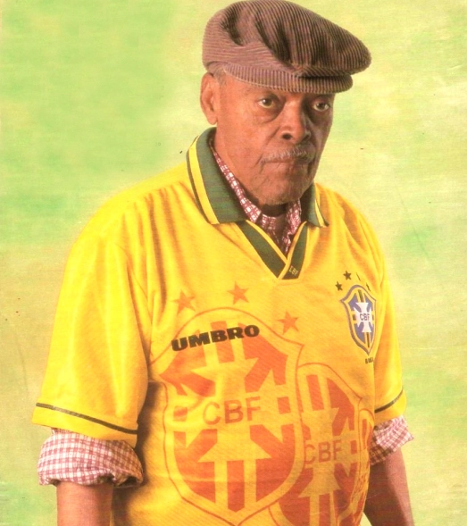 Na foto, um dos grandes nomes do futebol mundial aparece com a camisa usada pela seleção brasileira na Copa de 1994. Foto: Placar