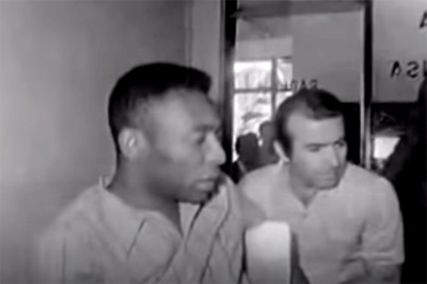 Pelé, antes do embarque da delegação santista em janeiro de 1969. Foto: Reprodução/YouTube