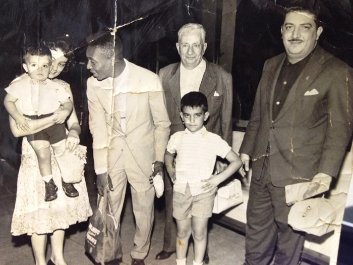 Bruno, um dos seus filhos, no colo da mãe, observado por Pelé. À direita, Otávio Munis. Foto: arquivo pessoal de Bruno Filho