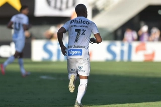 Sanchez abriu o placar para o Peixe pênalti. Foto: Twitter/Reprodução