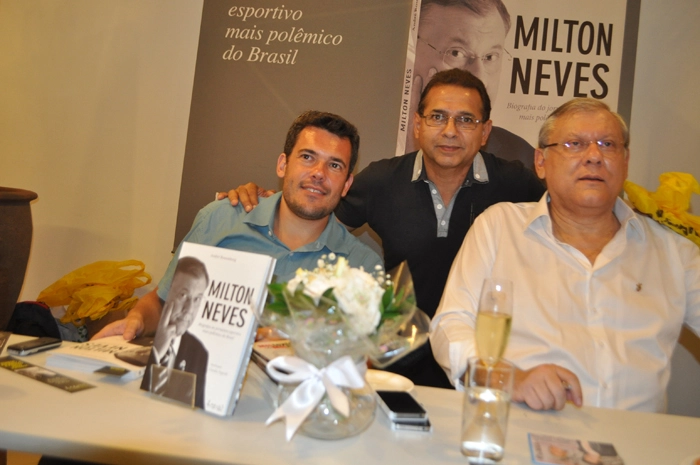 Godoi entre André Rosemberg e Milton Neves na noite de lançamento da biografia do jornalista, em 11 de novembro de 2013, no Shopping Frei Caneca. Foto: Marcos Júnior/Portal TT
