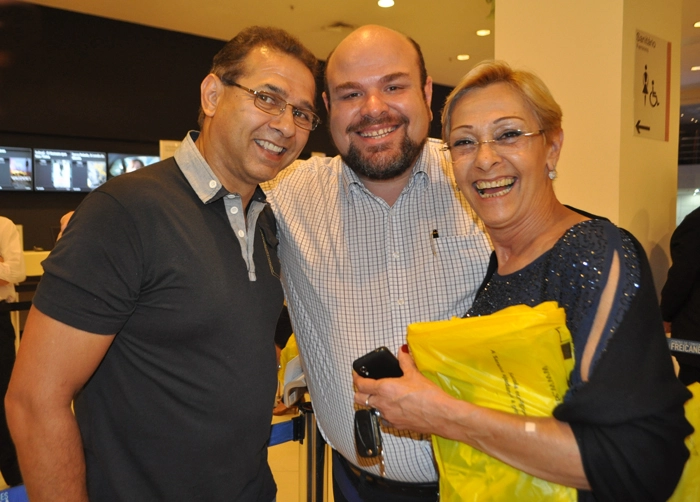 Oscar Roberto Godoi e os teletrinzistas Adriano Ambrosino e Dra. Deo na noite de lançamento da biografia de Milton Neves, em 11 de novembro de 2013, no Shopping Frei Caneca. Foto: Marcos Júnior/Portal TT