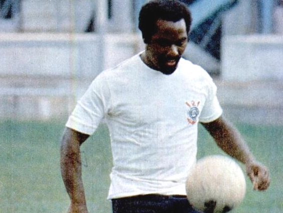 Rara foto de Edu em sua rápida passagem pelo Corinthians, em 1977. Foto: Revista Placar