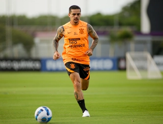 Fagner, recuperado de lesão, durante treino no CT Joaquim Grava. Foto: Rodrigo Coca/Agência Corinthians