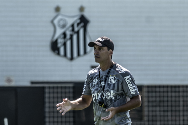 O treinador Fabián Bustos durante treino do Peixe no CT Rei Pelé. Foto: Divulgação/Santos FC