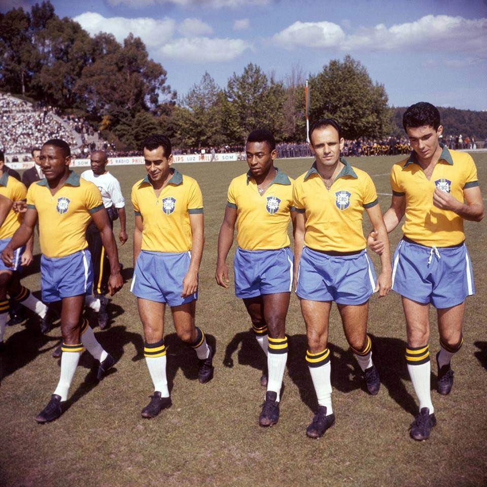 Seleção brasileira no início dos anos 60. Veja Djalma Santos, Zito, Pelé, Pepe e Cláudio Danni. Atrás, aparece o massagista Mário Américo. Foto: Divulgação 