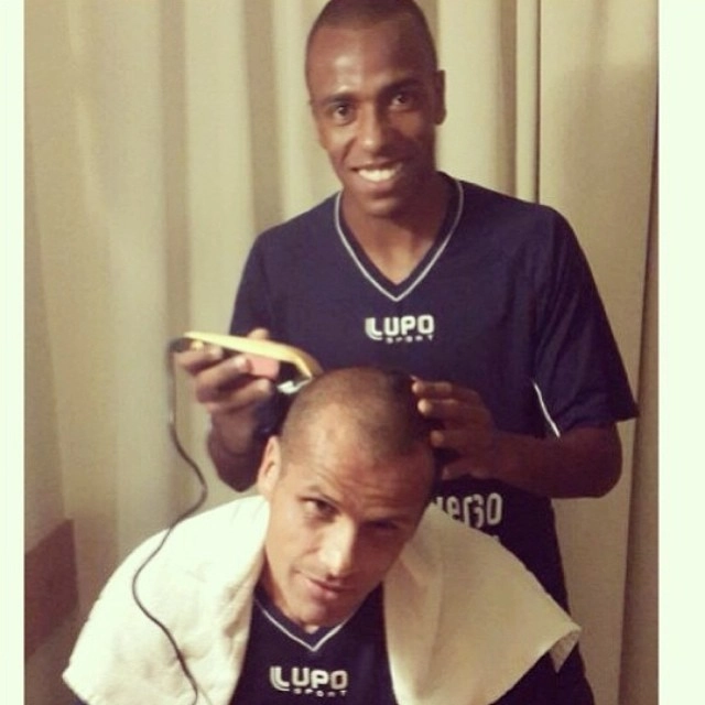 O Samuel Santos (atual São Caetano), cortando o cabelo do Rivaldo quando jogaram juntos.