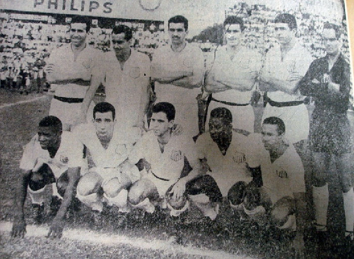 Da esquerda para a direita, em pé: Dalmo, Zito, Formiga, Getúlio, Mauros Ramos de Oliveira e Laércio. Agachados: Dorval, Ney, Pagão, Pelé e Tite. Foto enviada por Roberto Saponari