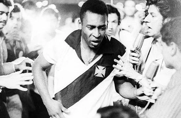 Veja Pelé com a camisa do Vasco. Foto: Divulgação