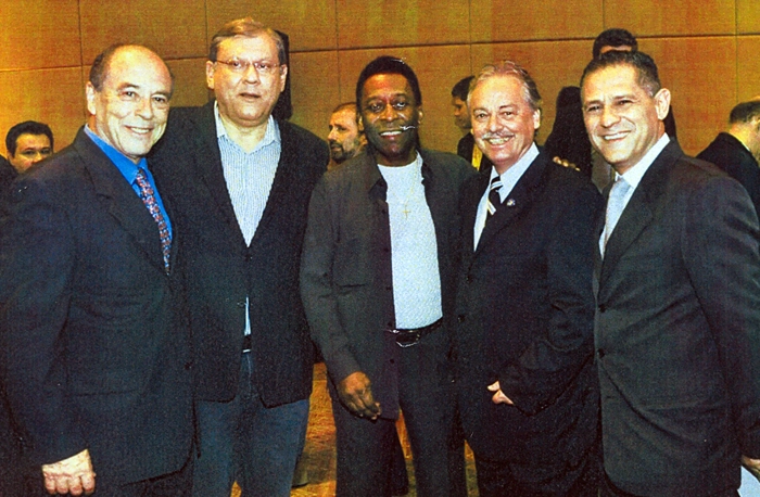 Da esquerda para a direita: José Álvaro Carneiro (diretor do Instituto), Milton Neves, Pelé, Mario Celso Cunha (Secretário do Estado do Paraná para Assuntos da Copa do Mundo FIFA 2014) e o jornalista Gil Rocha