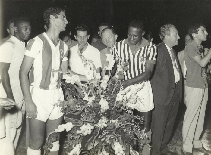 Rildo e Djalma Santos, capitães de cariocas e paulistas, respectivamente, cumprem o protocolo em 1965. E, incrível: Pelé, à esquerda, é coadjuvante na foto. Uma raridade... Ah, e atrás de Pelé, parcialmente encoberto, está Geraldo Blota, o saudoso GB