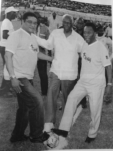 Eusébio, José Eduardo dos Santos (Presidente da República de Angola) e Pelé em 2010, em Angola, no Jogo dos Astros. Foto: Reprodução