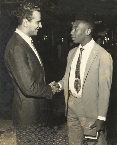 Olten Ayres de Abreu cumprimenta Pelé (com seu passaporte na mão esquerda) no Aeroporto de Congonhas antes da viagem do Santos para a Bolívia, pela Libertadores da América. Em La Paz, no Estádio Hernandes Siles Suaso, o Peixe enfrentou muitas dificuldades mas conseguiu vencer por 4 a 3 o Deportivo Municipal. Curiosidade o fato do árbitro ser o brasileiro Olten Ayres de Abreu