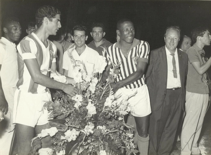 Outra imagem do confronte entre a seleção carioca e a seleção paulista em 1965. Rildo e Djalma Santos se confraternizam e Pelé, atrás, observa