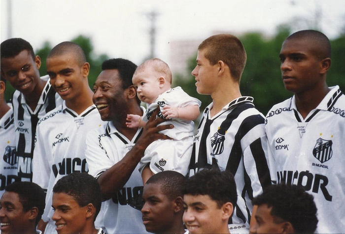 Pelé e jovens santistas em 27 de fevereiro de 1996. Foto: Teófilo Pereira