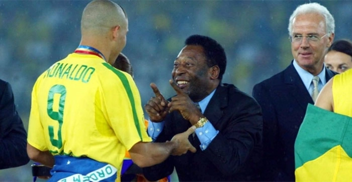 No gramado do Yokohama International Stadium, Beckenbauer observa Pelé comemorando com Ronaldo a conquista em 2002. Foto: UOL